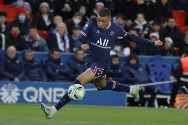  巴黎圣日耳曼主场大胜里昂，登顶法甲积分榜  